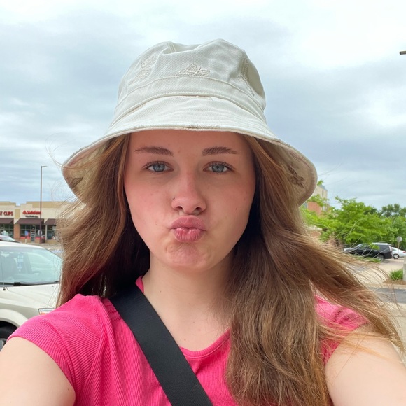 Meet your Posher, Kylie - Picture 3 of 4